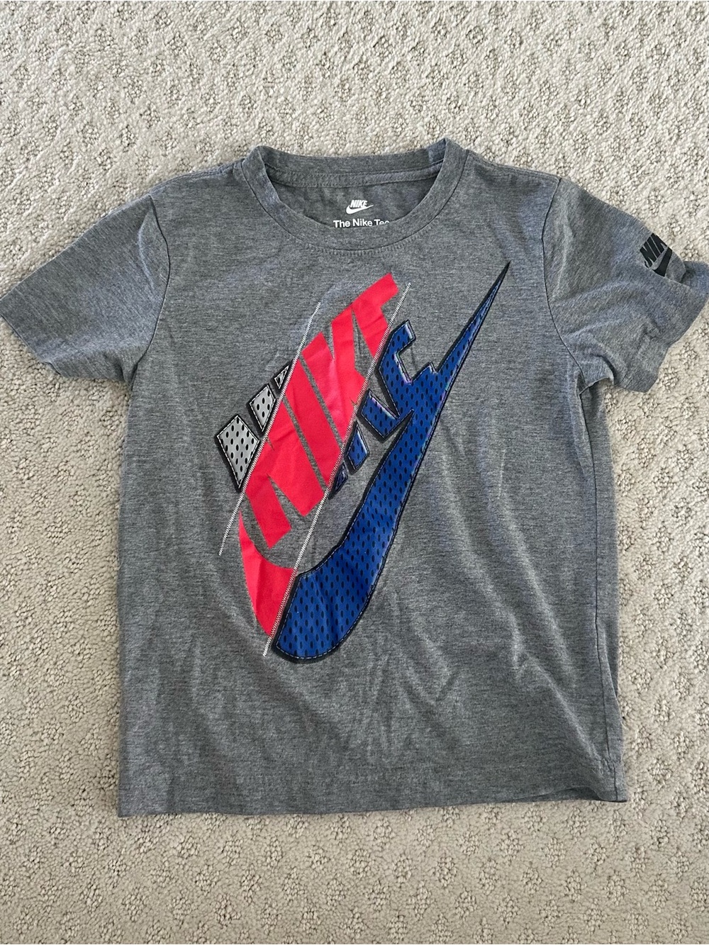Nike Boys Gray Graphic Logo T-Shirt Size 7 (6–7Y) Big Logo Tee